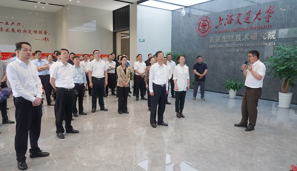 6月7日，市委常委、區(qū)委書記張建華等領(lǐng)導(dǎo)實(shí)地觀摩了上海交大南通先進(jìn)技術(shù)研究院。  徐浩翔 攝.jpg